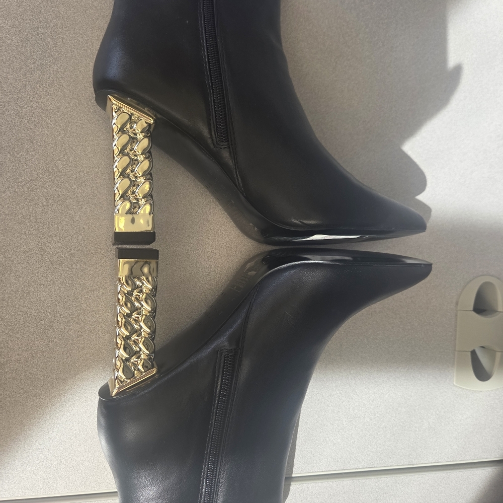 NEW WHITE HOUSE BLACK MARKET BLACK KELSEA CHAIN HIGH HEEL BOOTIES BOOTS SIZE 8